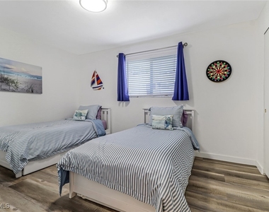 724 100th Avenue N - Photo Thumbnail 13
