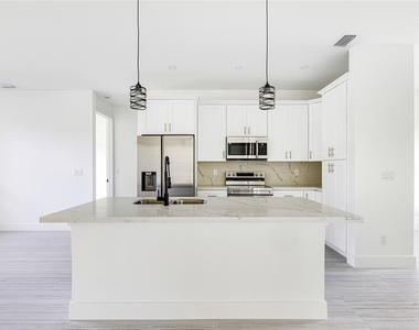 17196 Glenview Avenue - Photo Thumbnail 11
