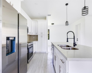 17196 Glenview Avenue - Photo Thumbnail 8