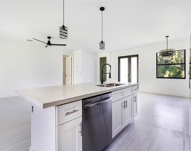17196 Glenview Avenue - Photo Thumbnail 10