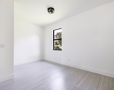 17196 Glenview Avenue - Photo Thumbnail 15