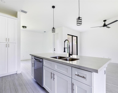 17196 Glenview Avenue - Photo Thumbnail 9