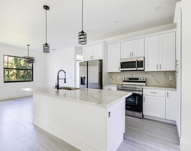 17196 Glenview Avenue - Photo Thumbnail 12