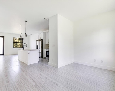 17196 Glenview Avenue - Photo Thumbnail 7
