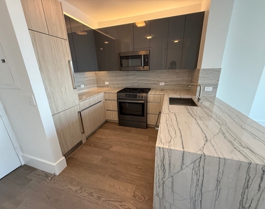 West 47th Street - Photo Thumbnail 3