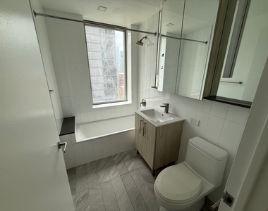 West 47th Street - Photo Thumbnail 5