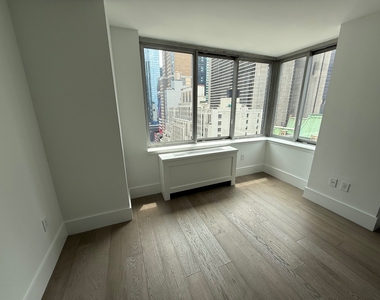 West 47th Street - Photo Thumbnail 6