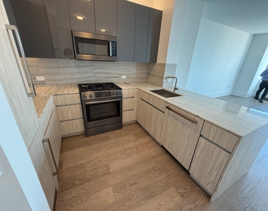 West 47th Street - Photo Thumbnail 4