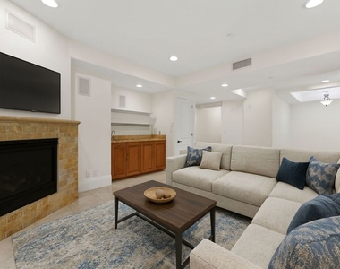 16123 W Sunset Boulevard - Photo Thumbnail 2