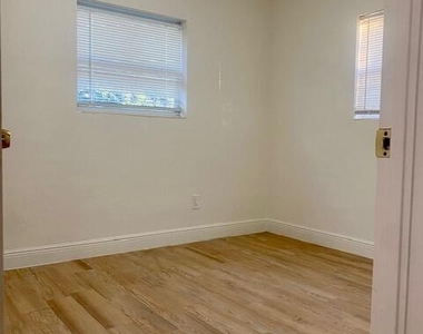 312 N 27th Street - Photo Thumbnail 2