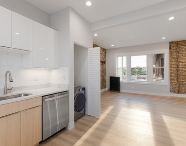 7423 N Clark Street - Photo Thumbnail 2