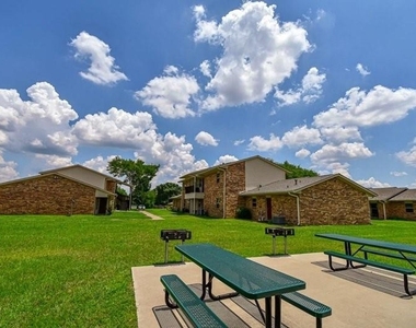 1301 W College Street - Photo Thumbnail 4