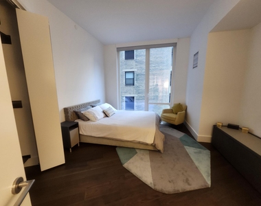 East 44th Street - Photo Thumbnail 2