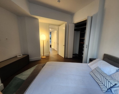 East 44th Street - Photo Thumbnail 3