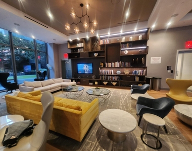 East 44th Street - Photo Thumbnail 14