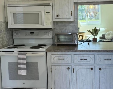 2616 Garden Drive N - Photo Thumbnail 3