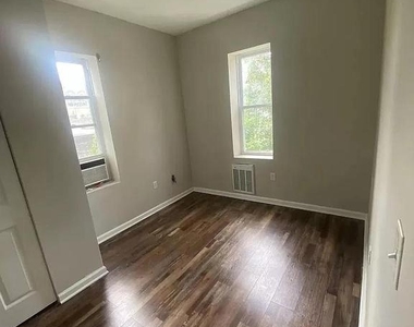 1470 N 52nd Street - Photo Thumbnail 2