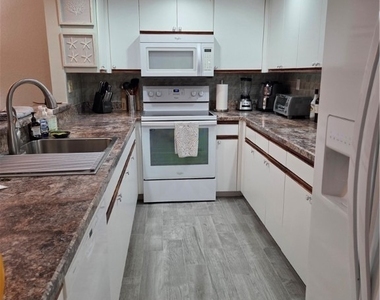 22161 Tallwood Court - Photo Thumbnail 4