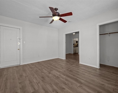 907 W Gray - Photo Thumbnail 8