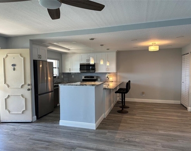 12500 Capri Cir N - Photo Thumbnail 3