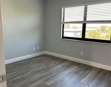 12500 Capri Cir N - Photo Thumbnail 24