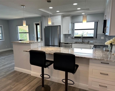 12500 Capri Cir N - Photo Thumbnail 5
