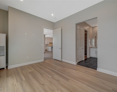 9129 Las Manaitas Avenue - Photo Thumbnail 17
