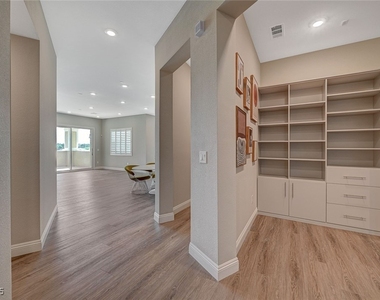 9129 Las Manaitas Avenue - Photo Thumbnail 4
