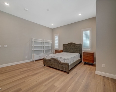 9129 Las Manaitas Avenue - Photo Thumbnail 11