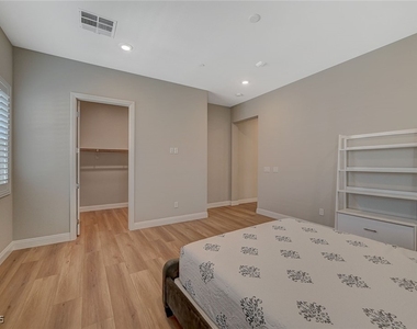 9129 Las Manaitas Avenue - Photo Thumbnail 12