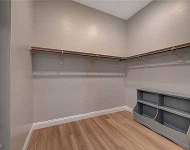 9129 Las Manaitas Avenue - Photo Thumbnail 15