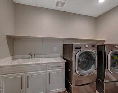 9129 Las Manaitas Avenue - Photo Thumbnail 21