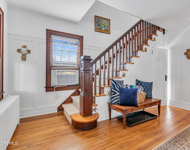 320 Sunset Drive S - Photo Thumbnail 4