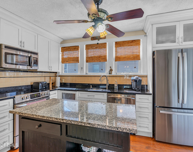 320 Sunset Drive S - Photo Thumbnail 3