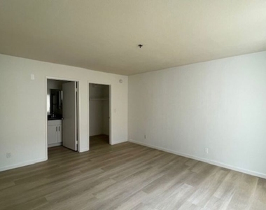 420 S Harvard Boulevard - Photo Thumbnail 7