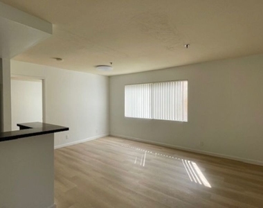 420 S Harvard Boulevard - Photo Thumbnail 2