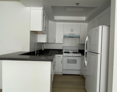 420 S Harvard Boulevard - Photo Thumbnail 4