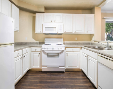1710 N Fuller Ave - Photo Thumbnail 7