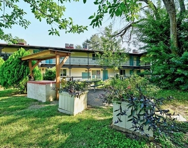 711 Eberhart Ln - Photo Thumbnail 5
