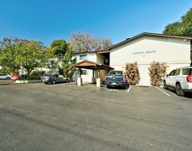 711 Eberhart Ln - Photo Thumbnail 6