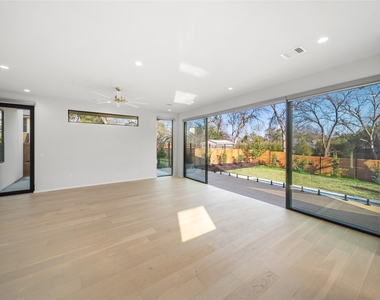2107 Brackenridge St - Photo Thumbnail 12