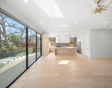 2107 Brackenridge St - Photo Thumbnail 9