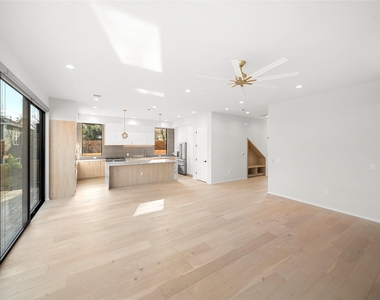 2107 Brackenridge St - Photo Thumbnail 8