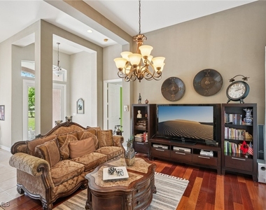 2621 Golden Gate Boulevard W - Photo Thumbnail 7