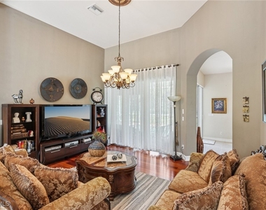 2621 Golden Gate Boulevard W - Photo Thumbnail 3