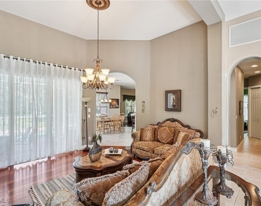 2621 Golden Gate Boulevard W - Photo Thumbnail 6