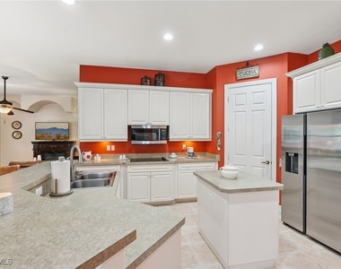 2621 Golden Gate Boulevard W - Photo Thumbnail 16