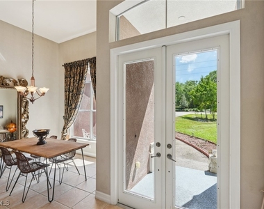 2621 Golden Gate Boulevard W - Photo Thumbnail 2