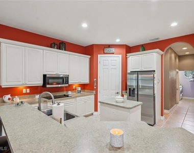 2621 Golden Gate Boulevard W - Photo Thumbnail 10