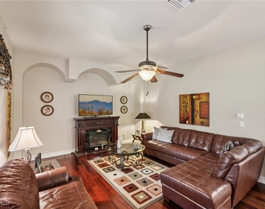 2621 Golden Gate Boulevard W - Photo Thumbnail 12